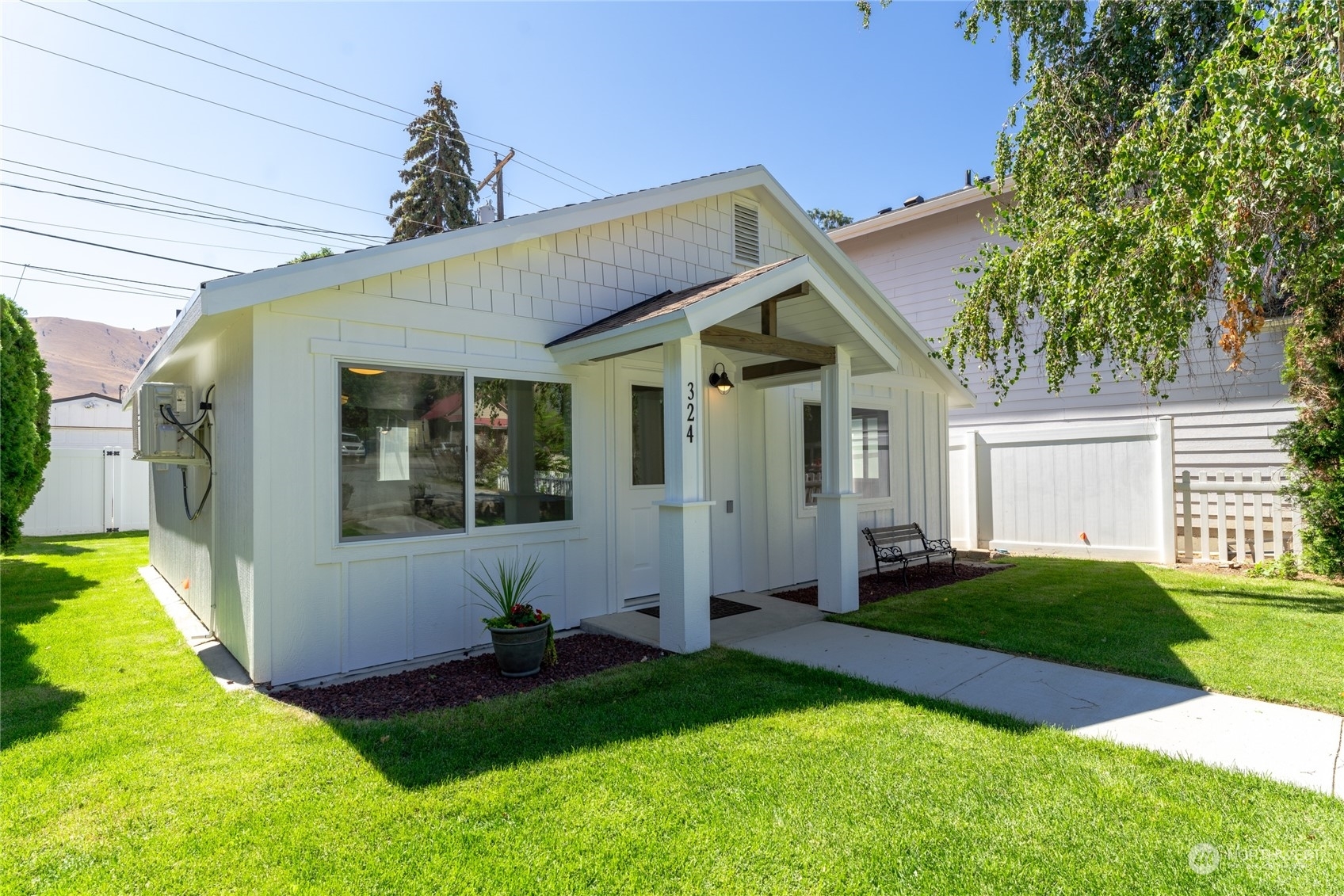 Property Photo:  324 E Nixon Avenue  WA 98816 