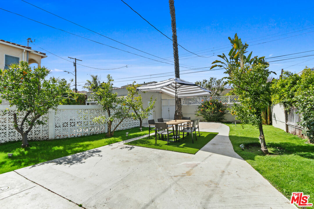 Property Photo:  141 S La Peer Dr  CA 90211 