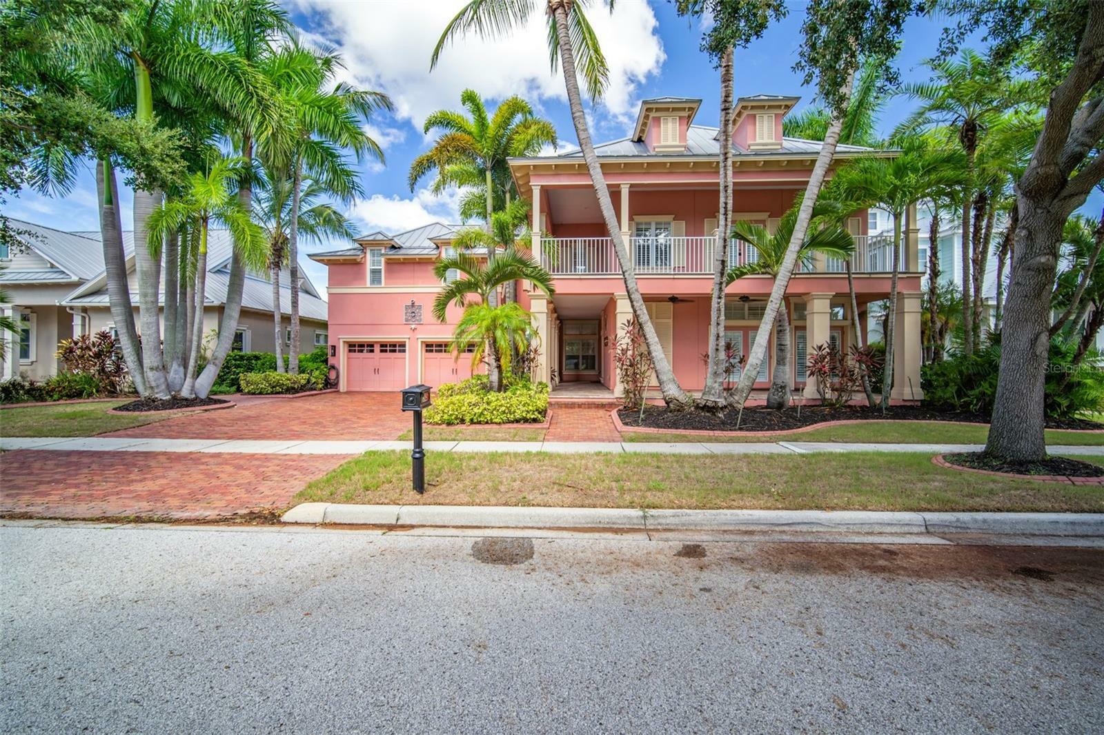 Property Photo:  825 Islebay Drive  FL 33572 