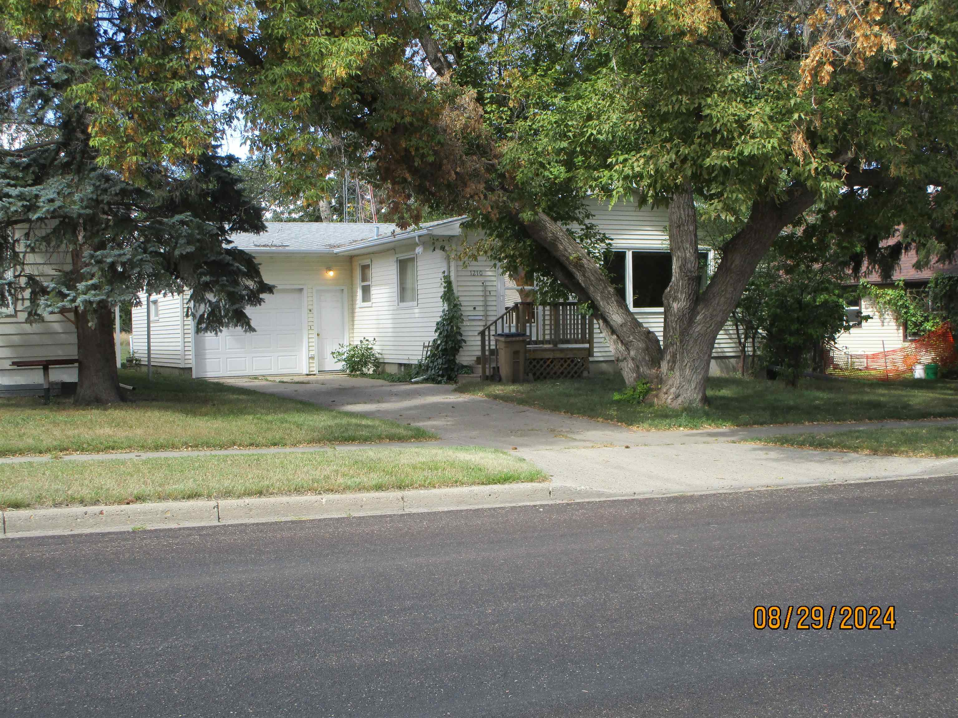 Property Photo:  1210 7th St.sw  ND 58701-0000 