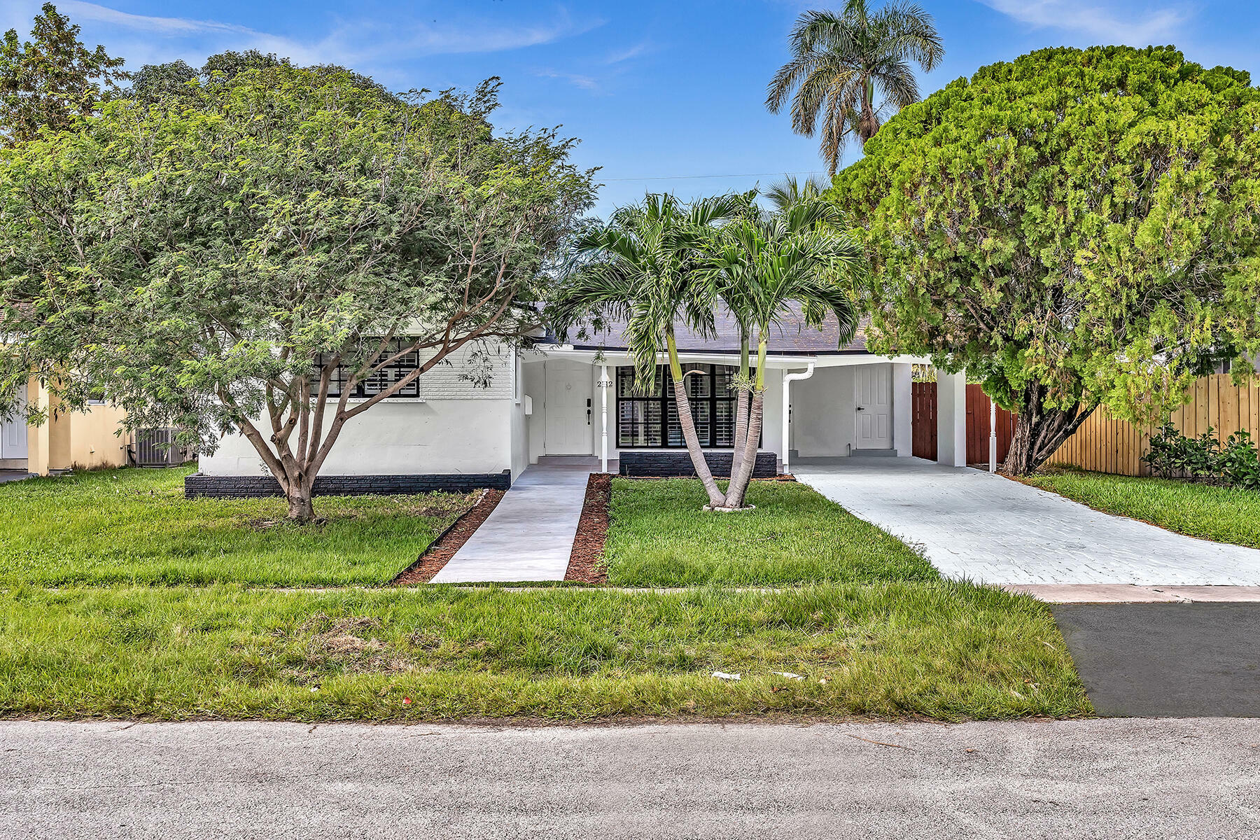 Property Photo:  2112 N 14th Terrace  FL 33020 