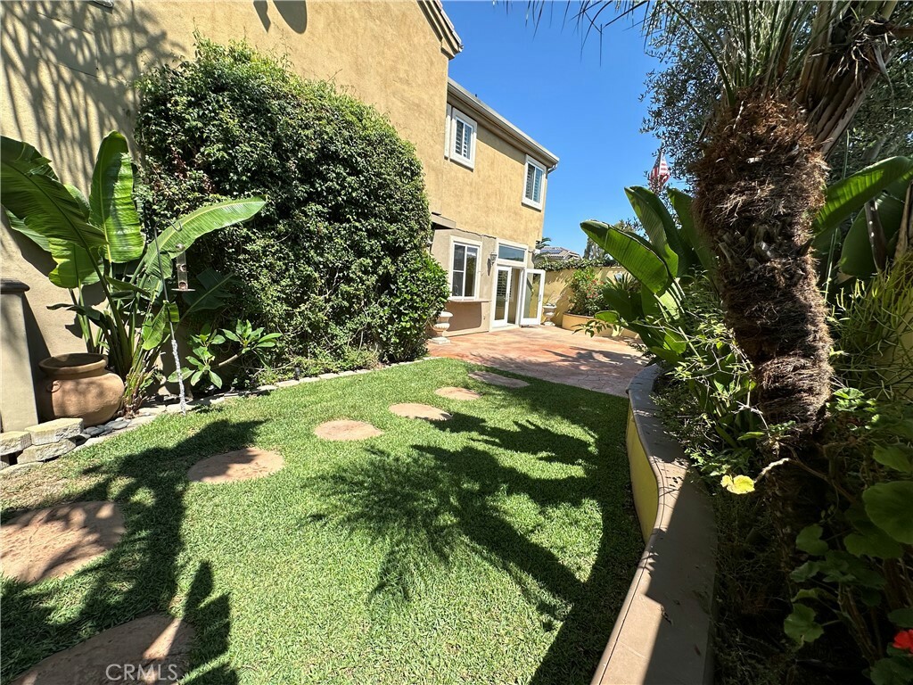 Property Photo:  2020 Santa Ana Avenue G  CA 92627 