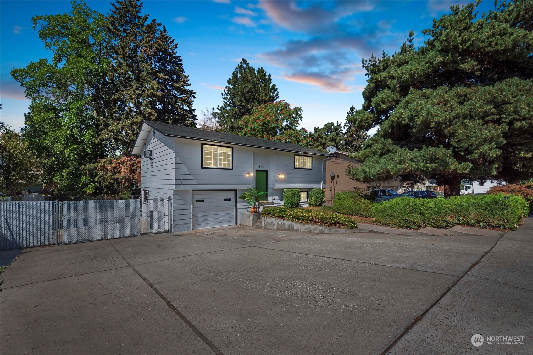 Property Photo:  204 Ridgemont Drive  WA 98802 