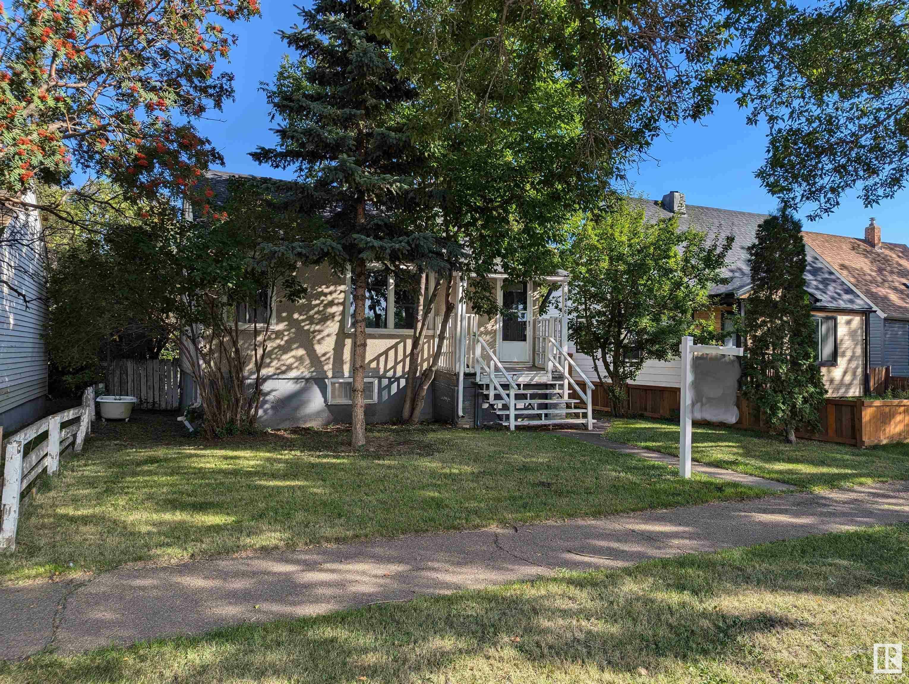 Property Photo:  9846 72 Avenue NW  AB T6E 0Z1 