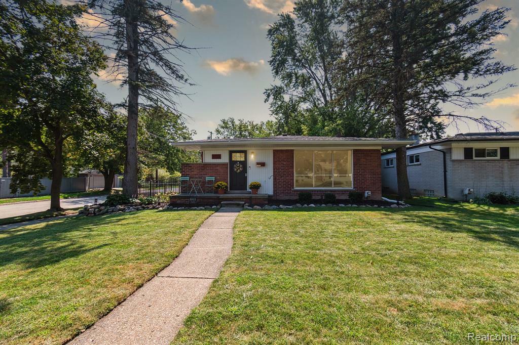 Property Photo: 1128 Woodlawn Avenue MI 48073 5623
