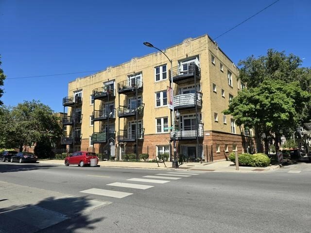 3100 W Addison Street 1C  Chicago IL 60618 photo