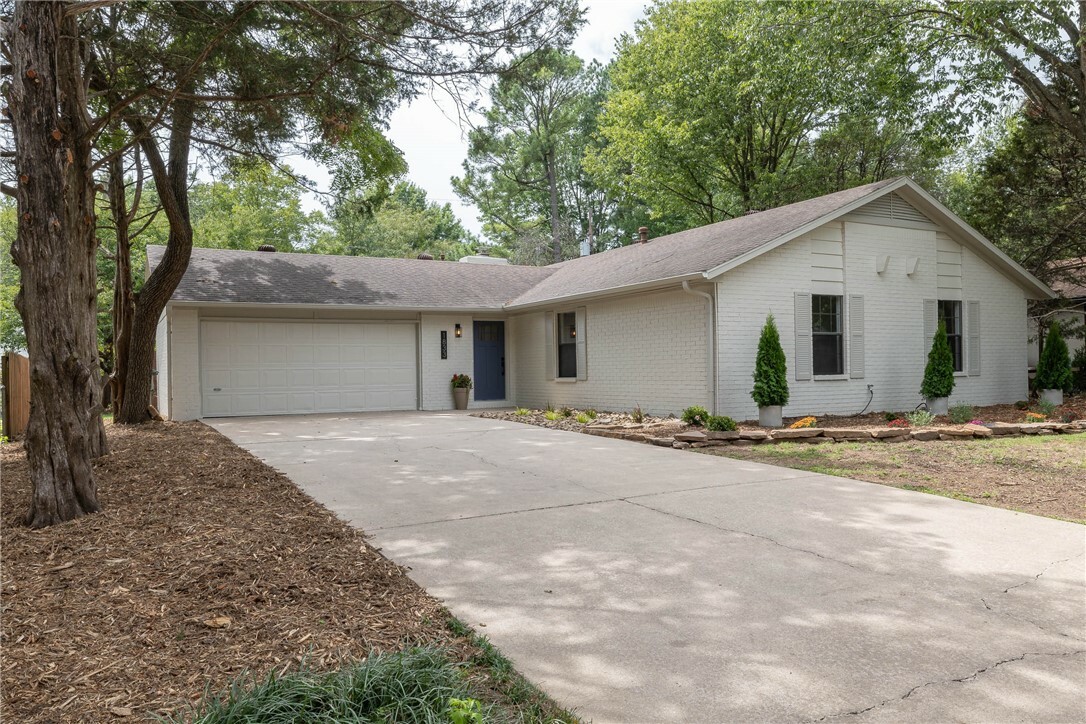 Property Photo:  1833 E Briarcliff Street  AR 72703 