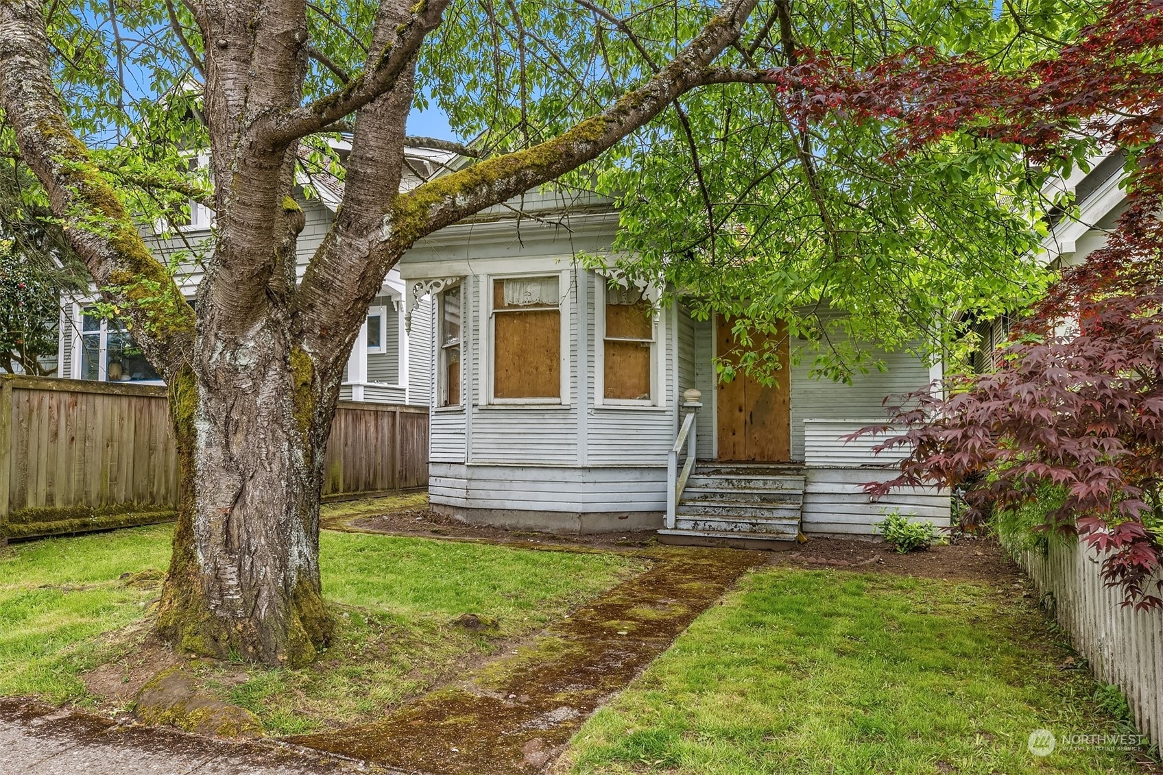 Property Photo:  1907 5th Avenue W  WA 98119 