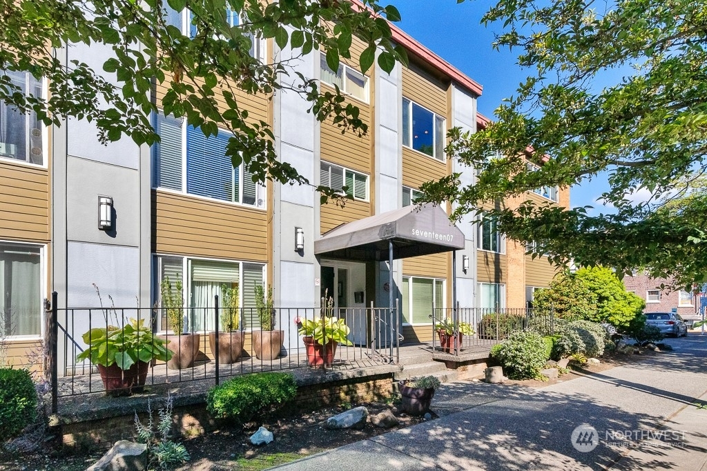 Property Photo:  1707 Boylston Avenue 101  WA 98122 