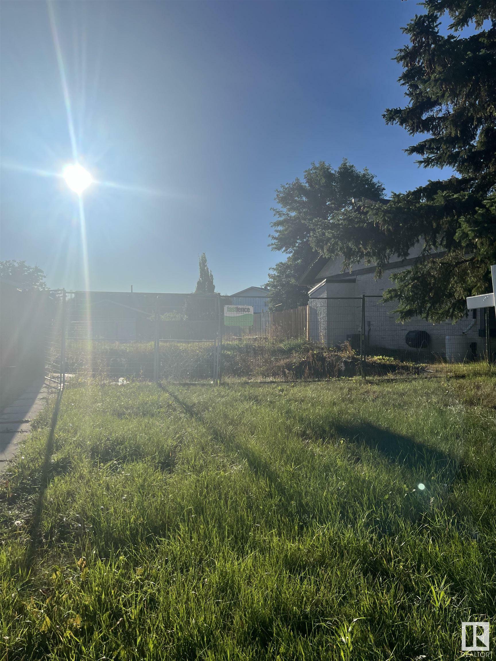 Photo de la propriété:  14409 23 Street NW  AB T5Y 1T4 