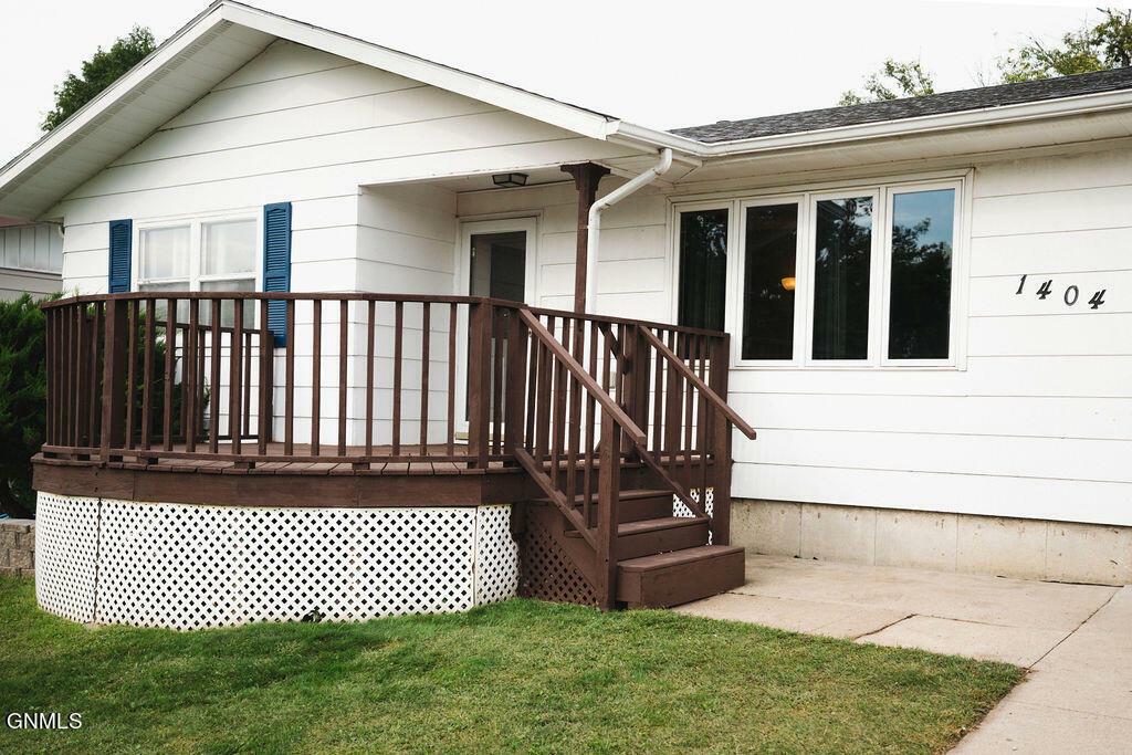 Property Photo:  1404 7th Avenue SW  ND 58401 