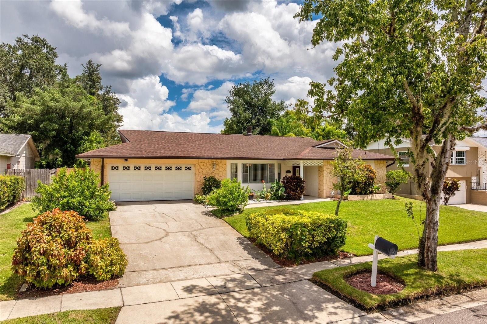 Property Photo: 609 Applewood Avenue FL 32714