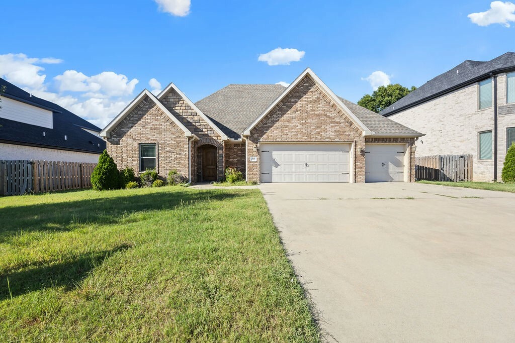 Property Photo:  1812 SW Nottingham Avenue  AR 72712 