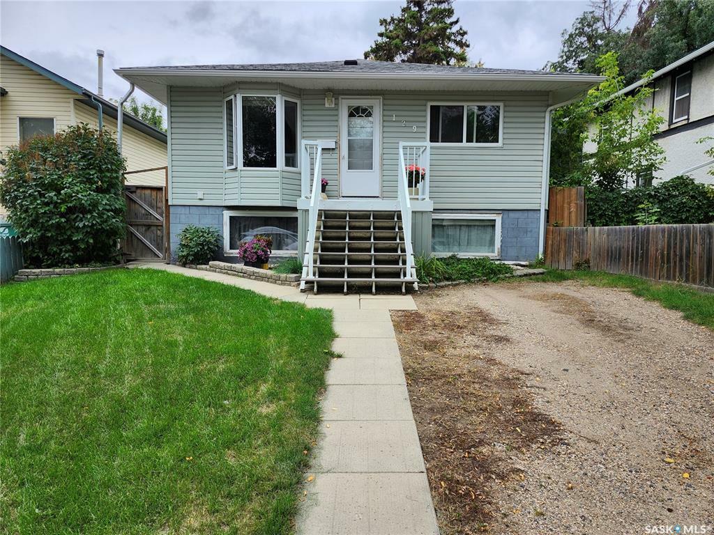 Property Photo:  129 L Avenue S  SK S7M 2G9 