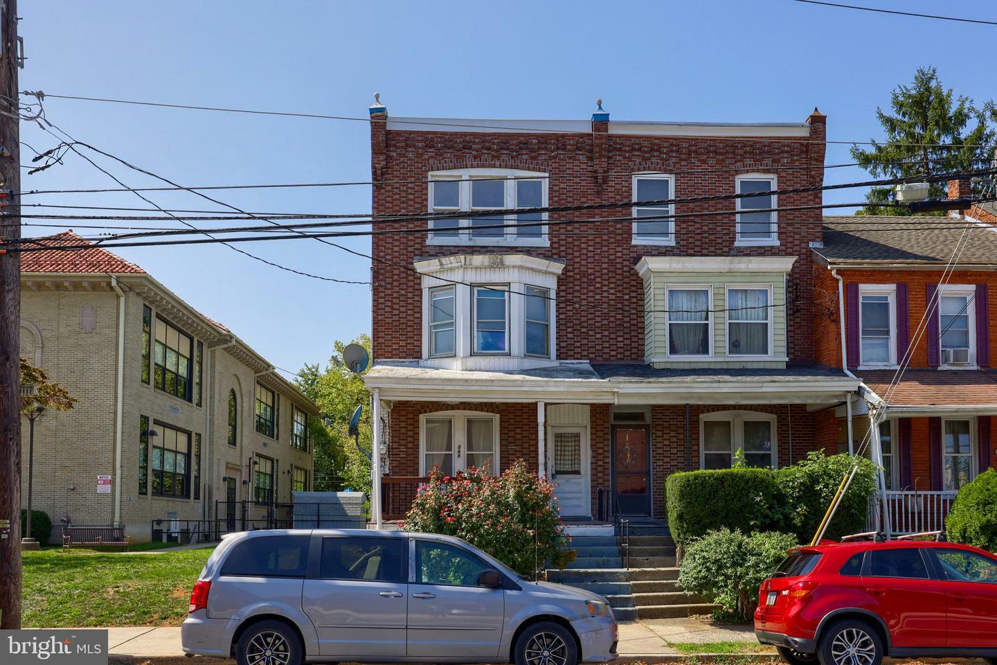 Property Photo:  868 N Queen Street  PA 17603 