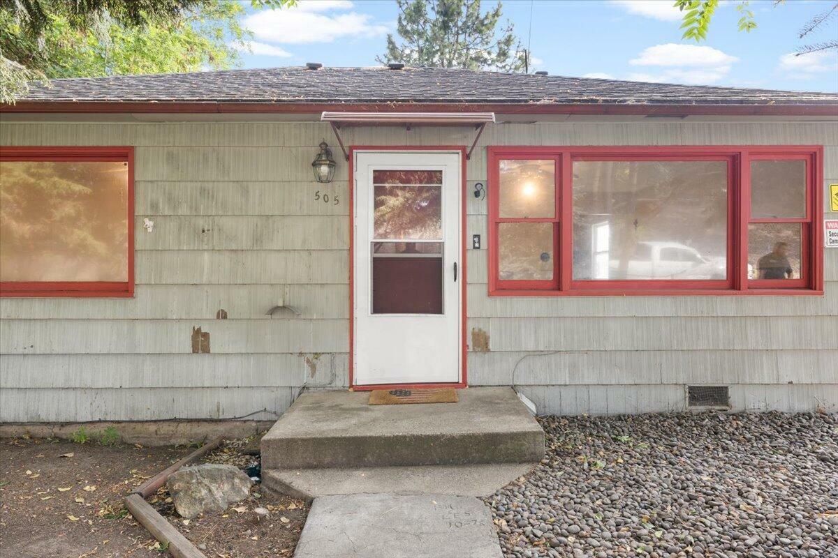 Property Photo: 505 Spencer Street OR 97504
