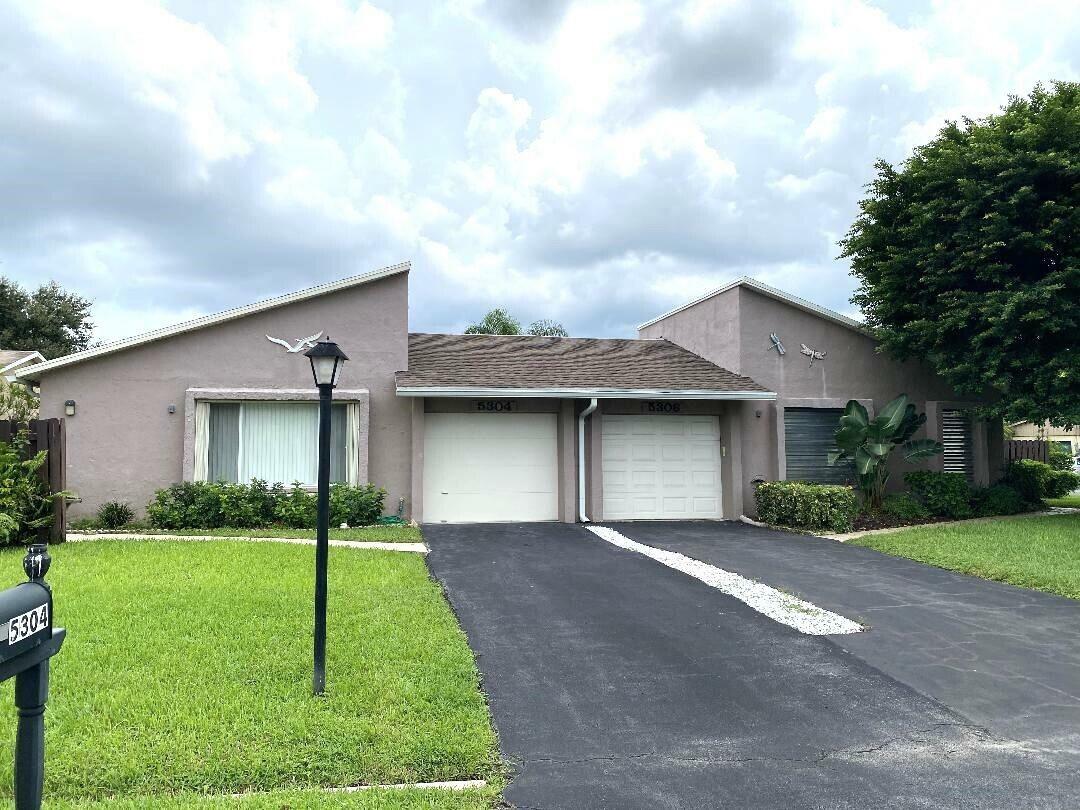 Property Photo:  5304 Mirror Lakes Boulevard  FL 33472 