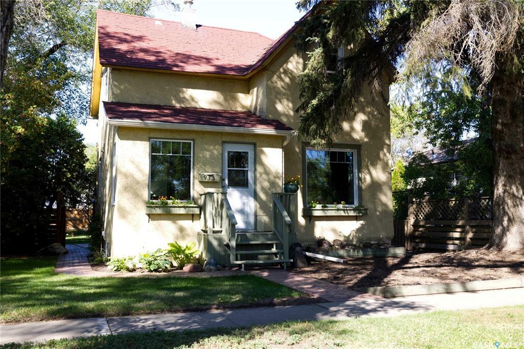 Property Photo:  935 10th Avenue N  SK S7K 3A3 