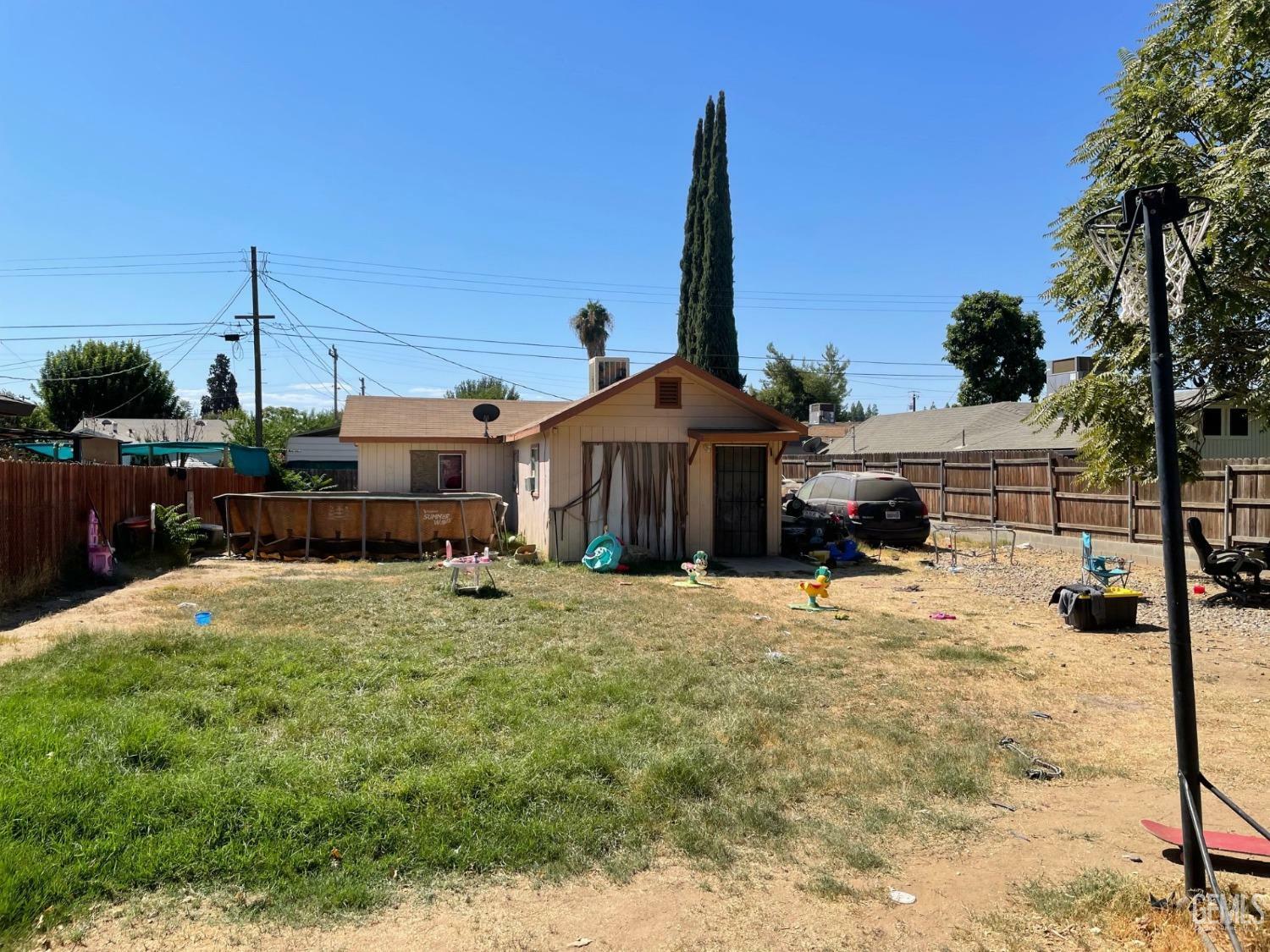 Property Photo:  807 Castaic Avenue  CA 93308 