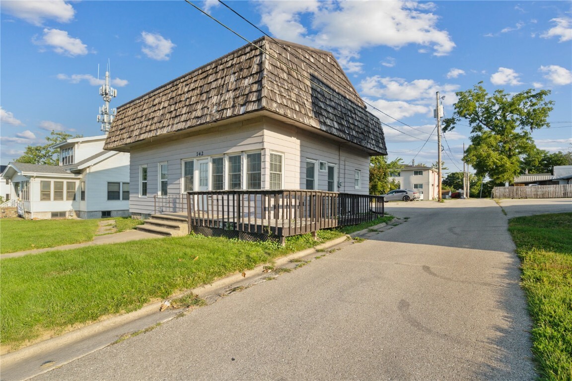 Property Photo:  742 8th Avenue  IA 52302 