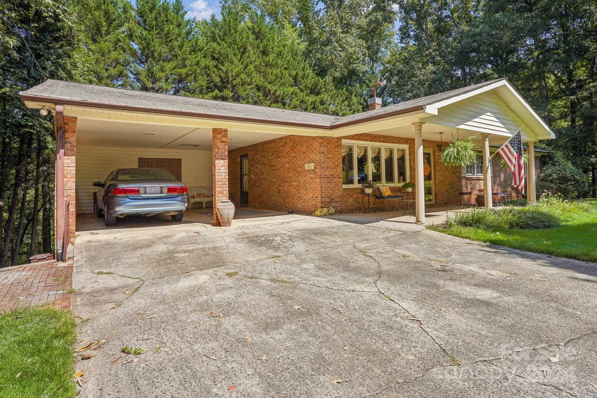 Property Photo:  822 6th Street Circle W  NC 28658 