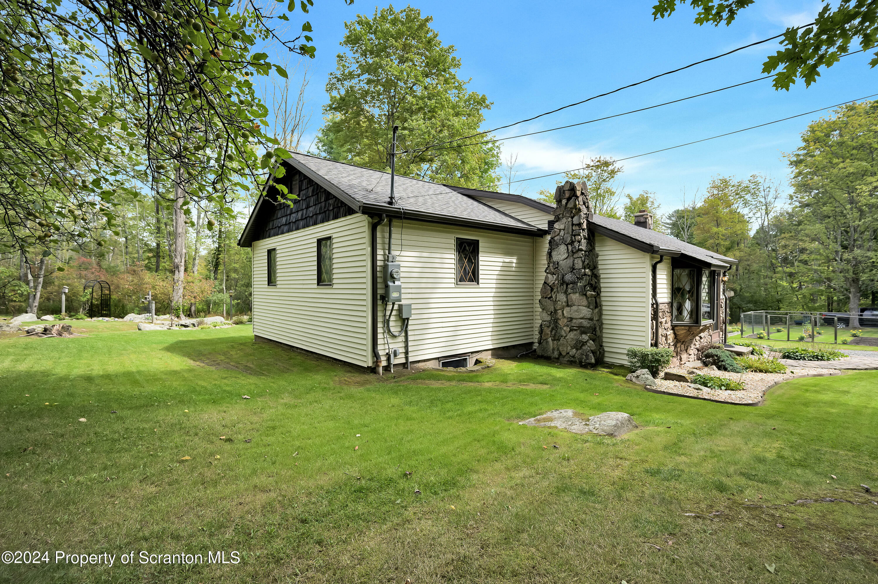 Property Photo:  11 Benjamin Road  PA 18436 