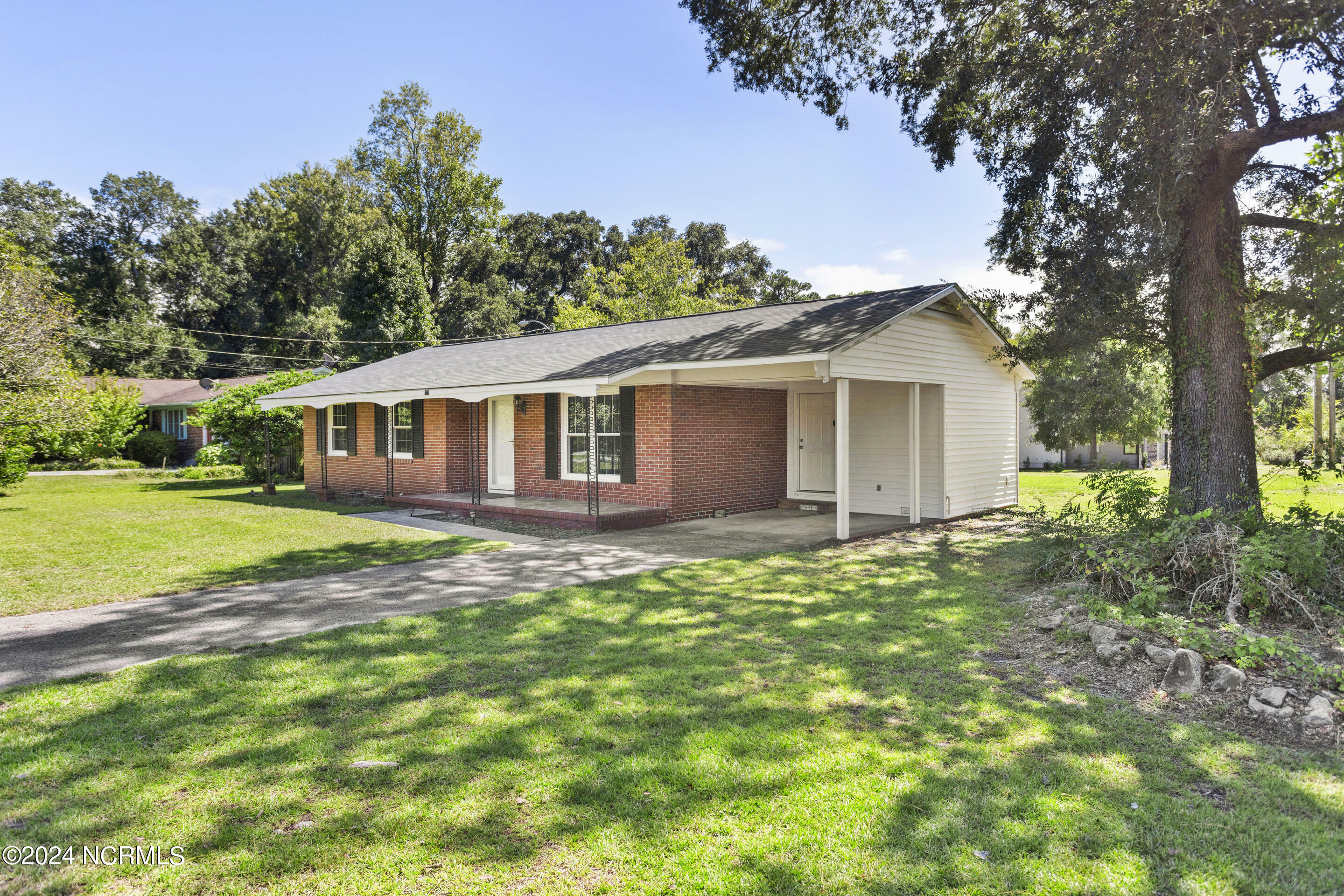 Property Photo:  102 Dixie Drive  NC 28451 