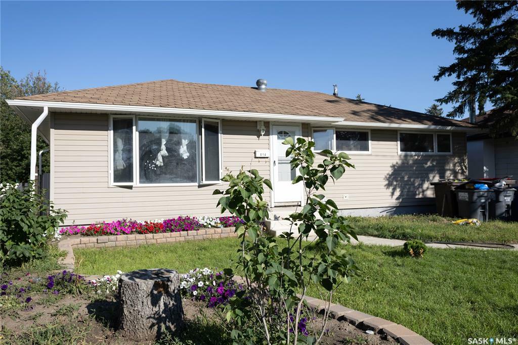 Property Photo:  814 W Avenue N  SK S7L 3H4 