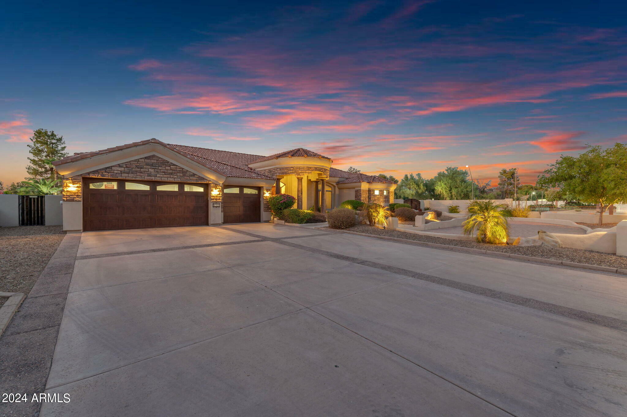 Property Photo:  808 E Carver Road  AZ 85284 