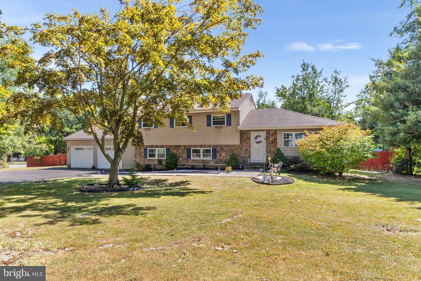 Property Photo:  19 Hickory Hill Drive  NJ 08618 