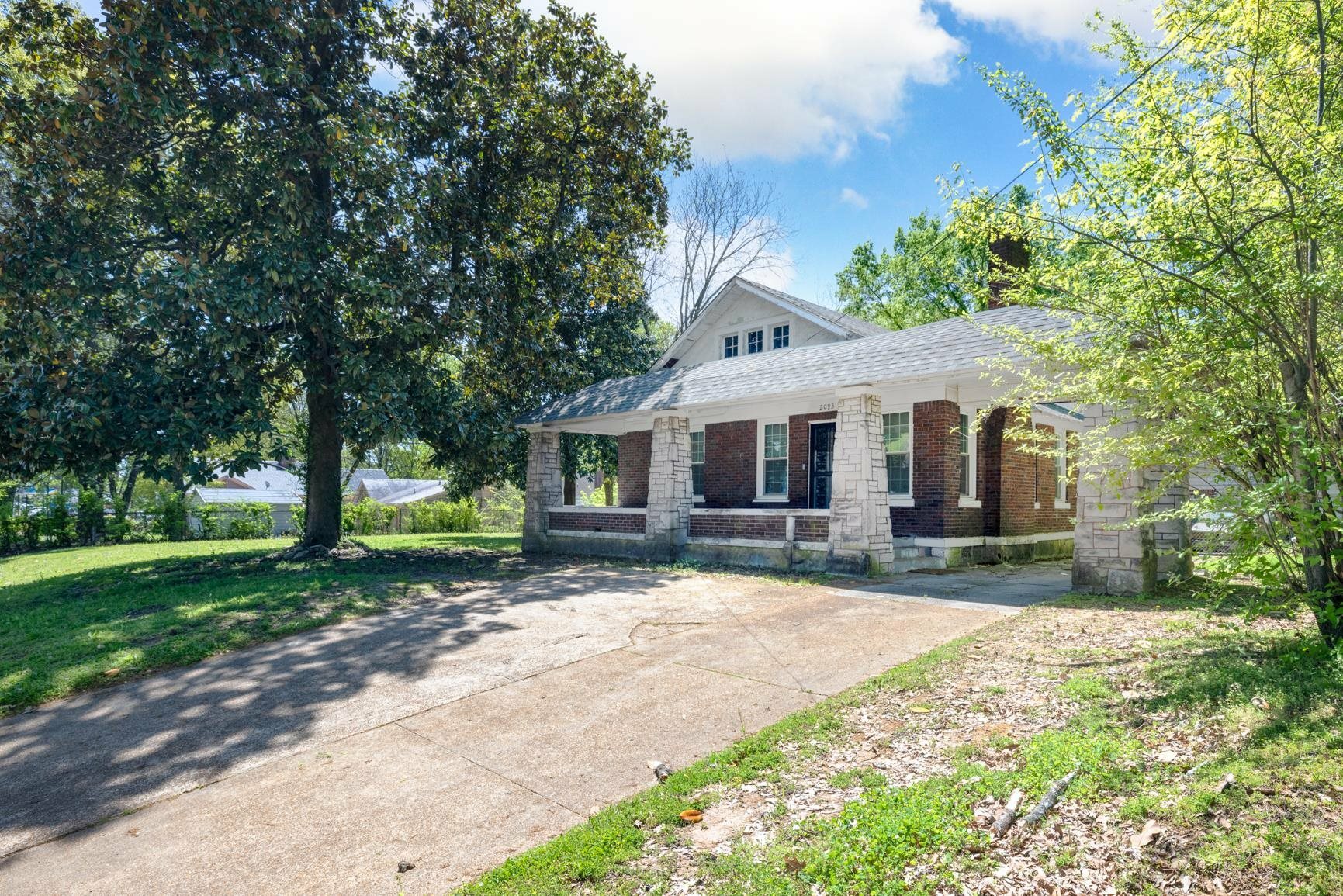 Property Photo:  2093 Lamar Ave  TN 38114 