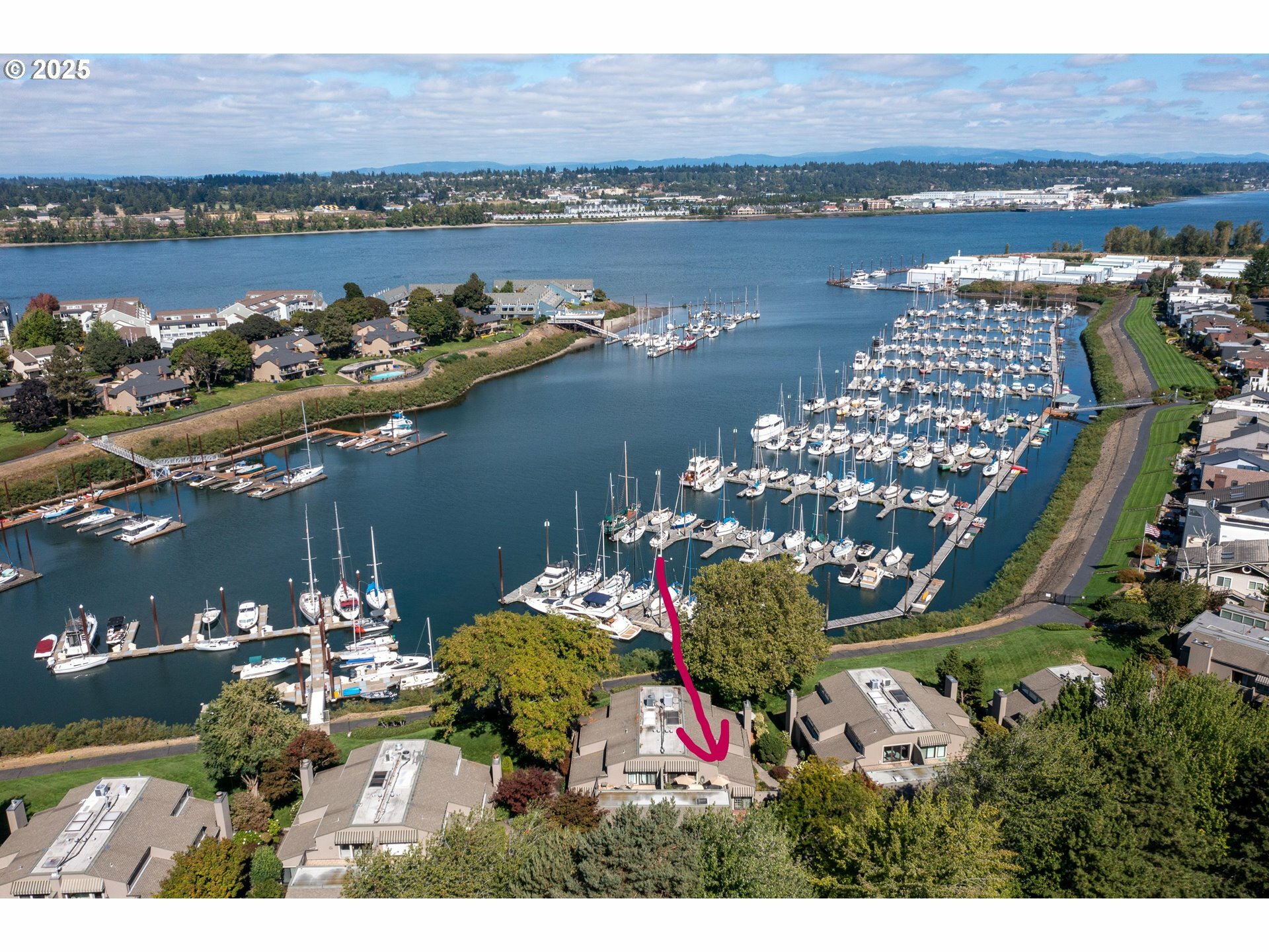 Property Photo: 505 N Tomahawk Island Dr OR 97217