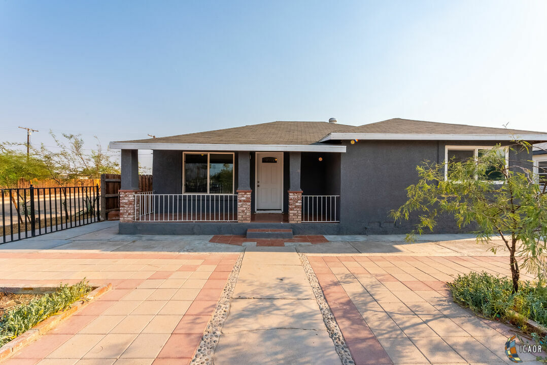 Property Photo:  195  E Heil Ave  CA 92243 