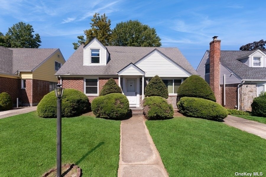 Property Photo:  109 Devonshire Drive  NY 11040 