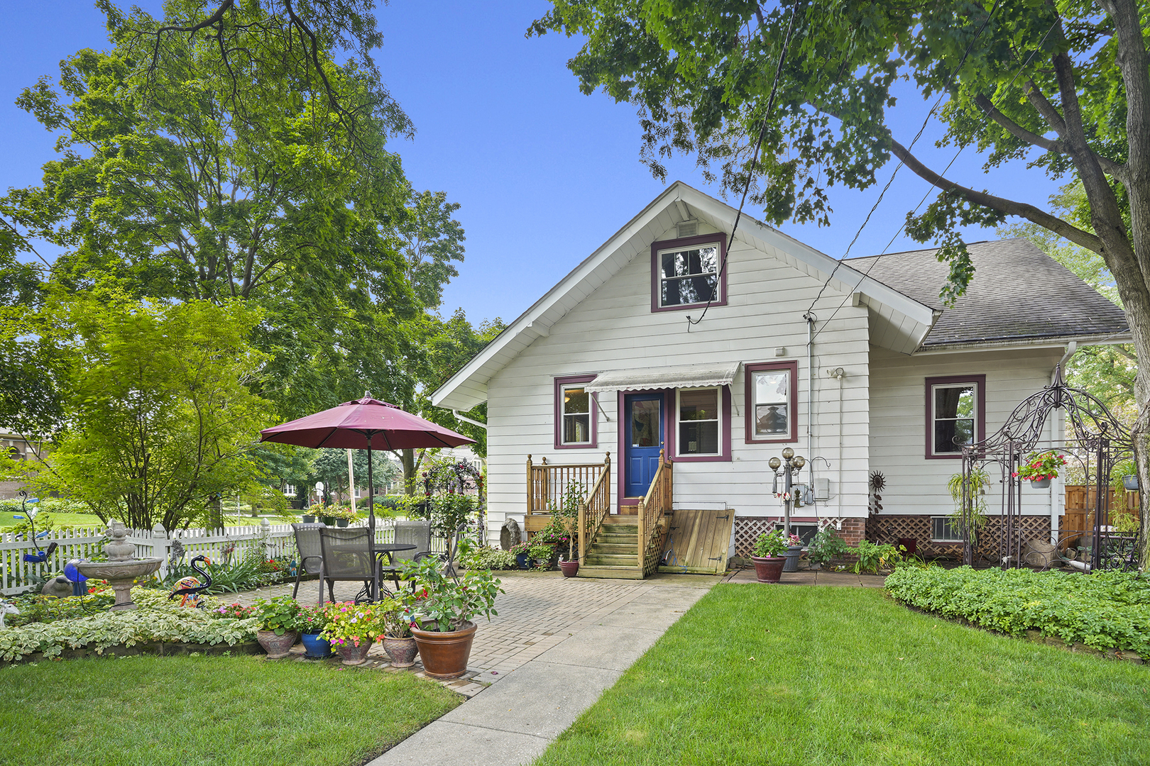 Property Photo:  401 N Pine Avenue  IL 60004 