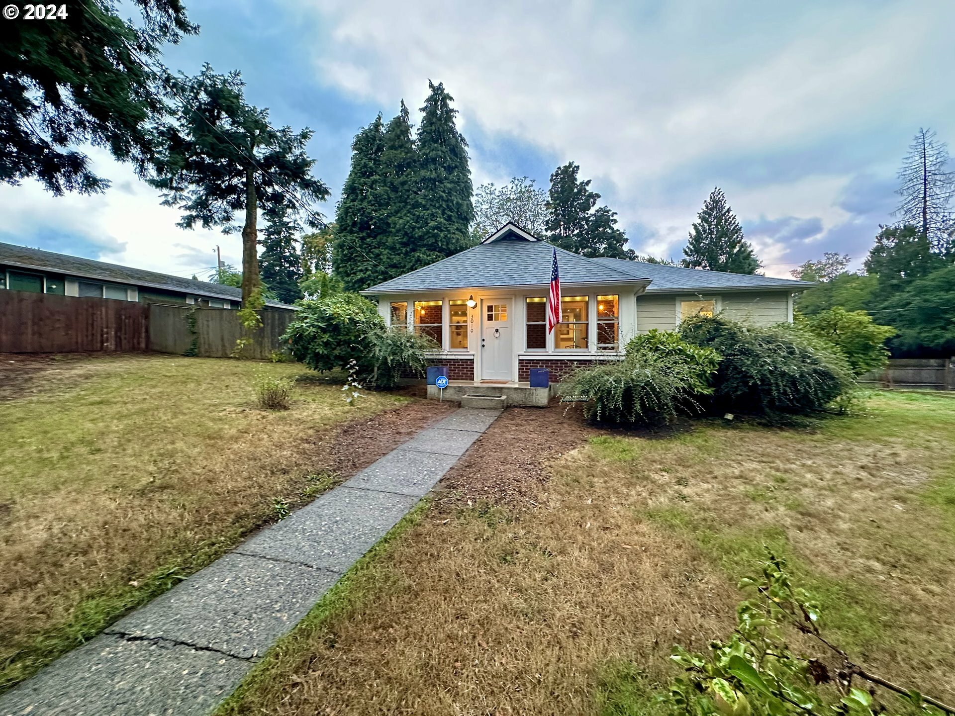 Property Photo:  3010 R St  WA 98663 