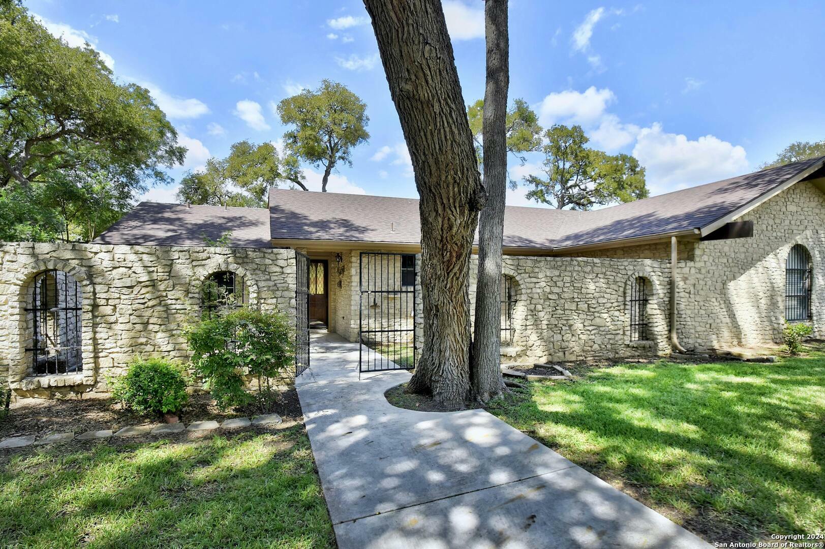 Property Photo:  162 Lone Oak St  TX 78155 