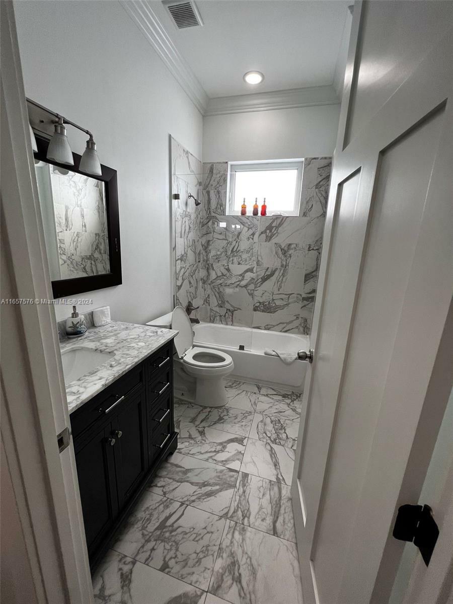 Property Photo:  207 SW 11th St  FL 33004 