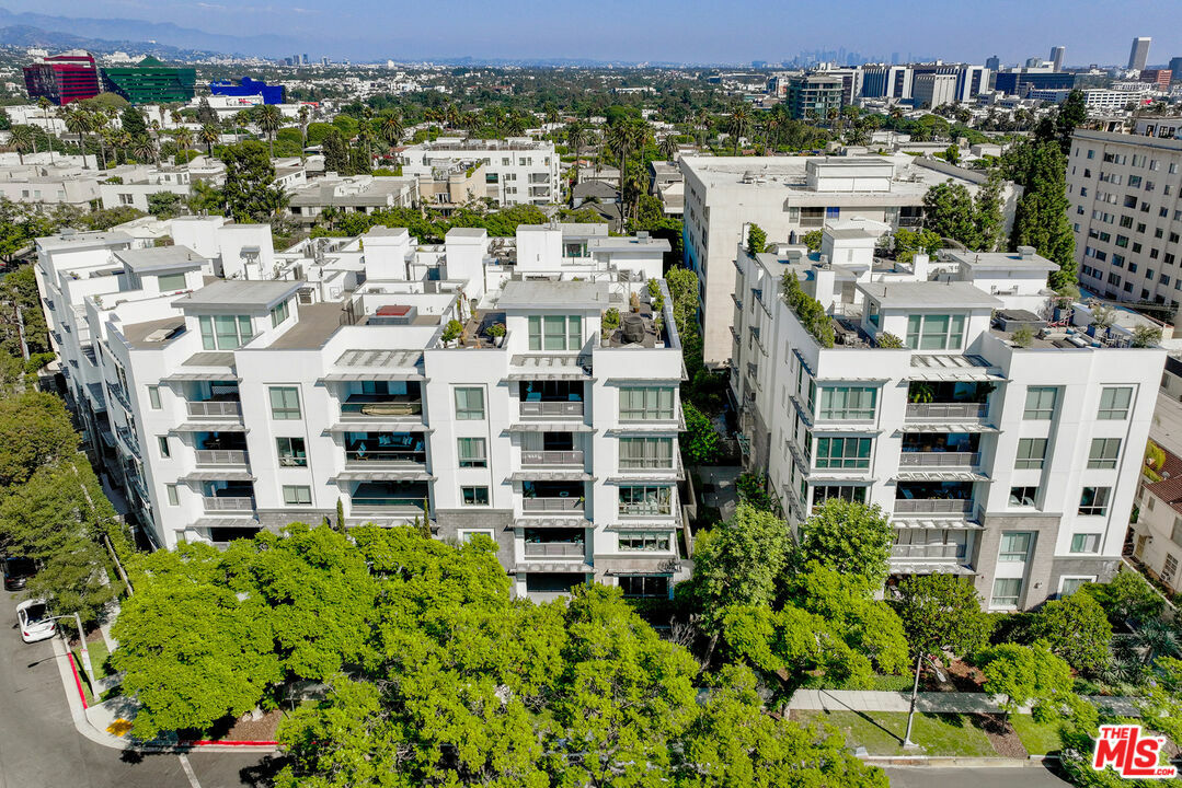 Property Photo:  460  N Palm Dr 203  CA 90210 