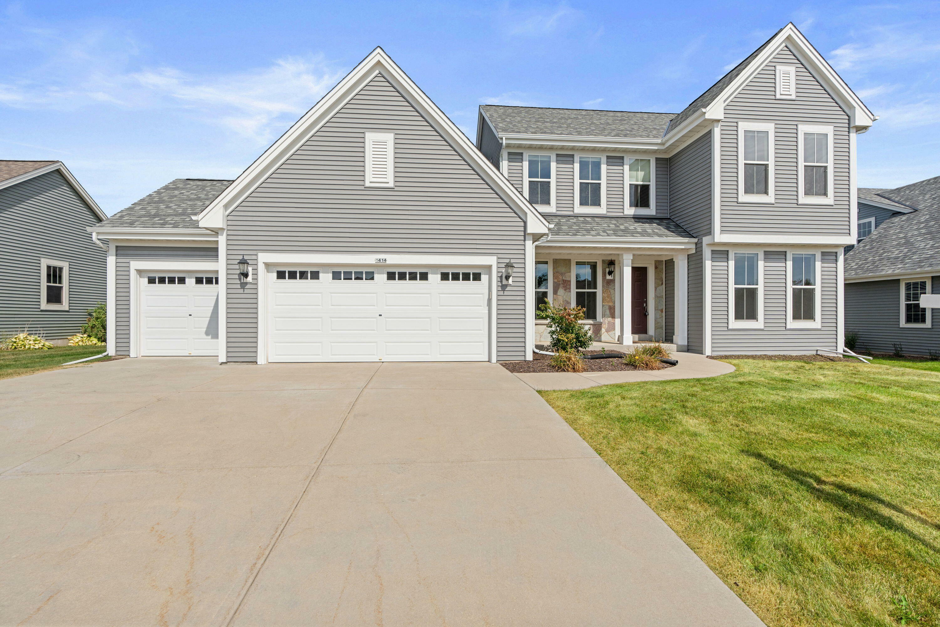 Property Photo:  1414 Bluestem Trl  WI 53066 