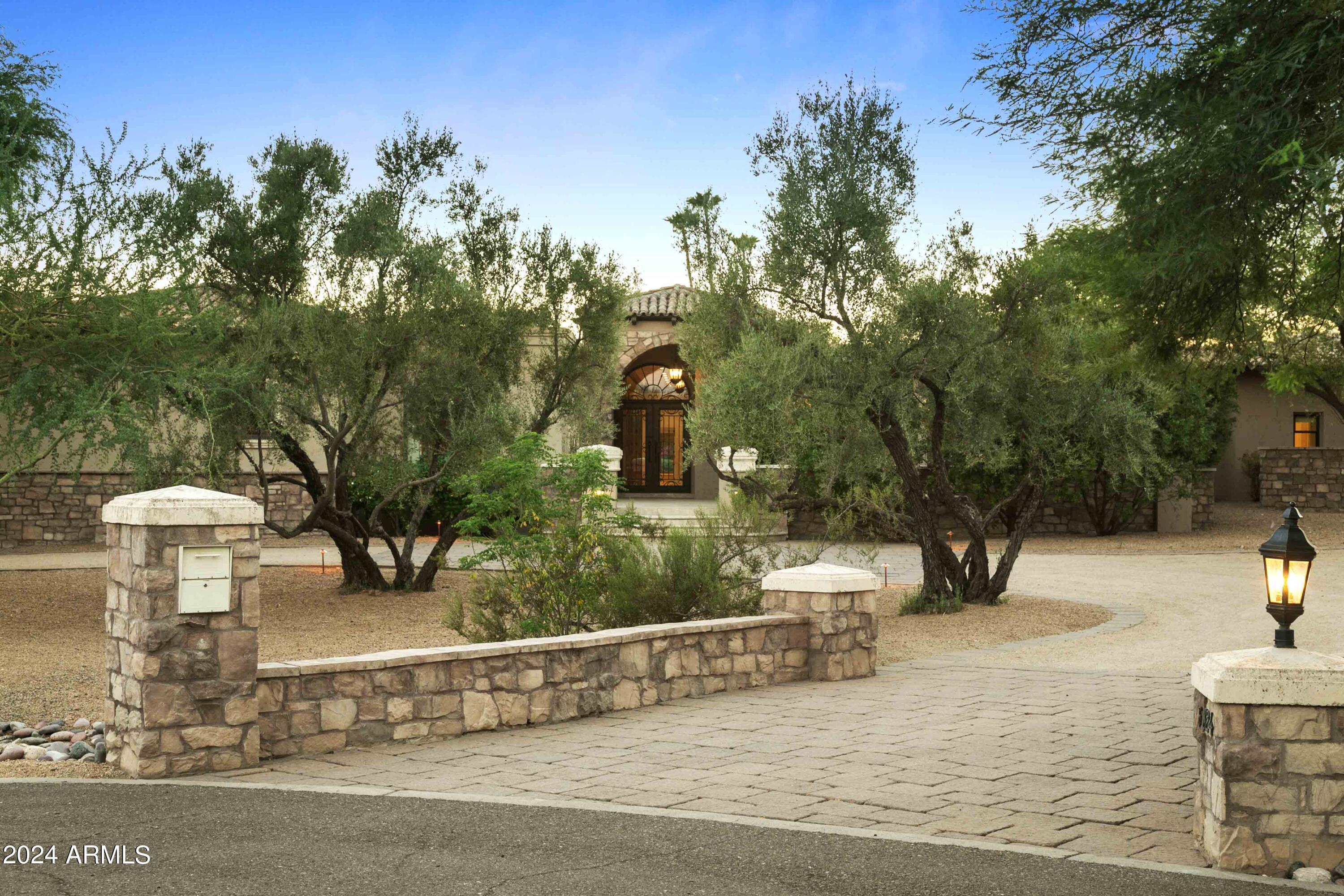 Property Photo: 6324 N 48th Place AZ 85253