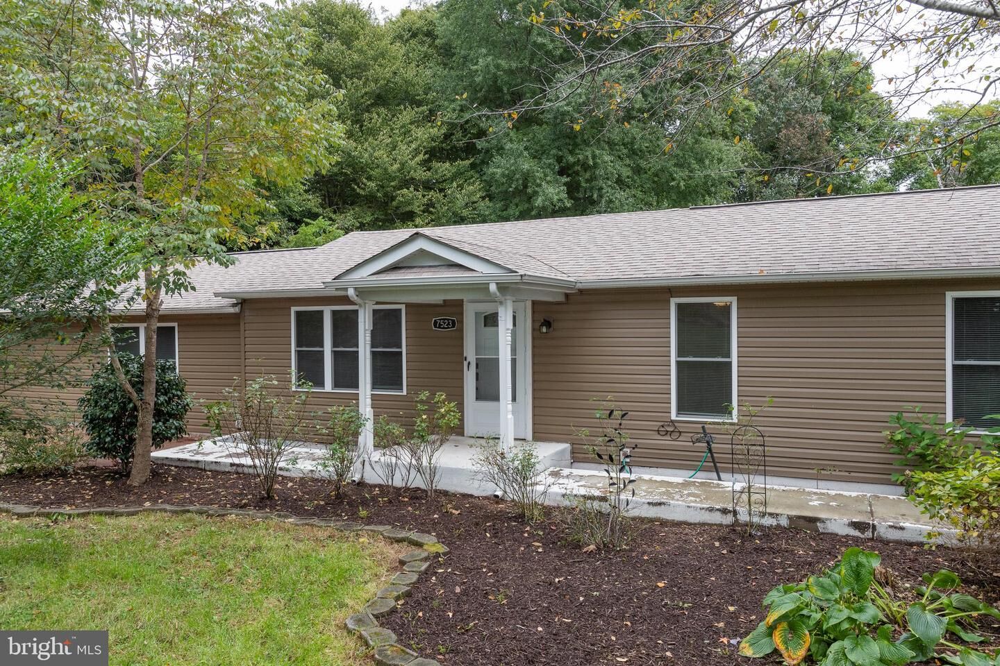 Property Photo:  7523 Lake Drive  VA 20111 