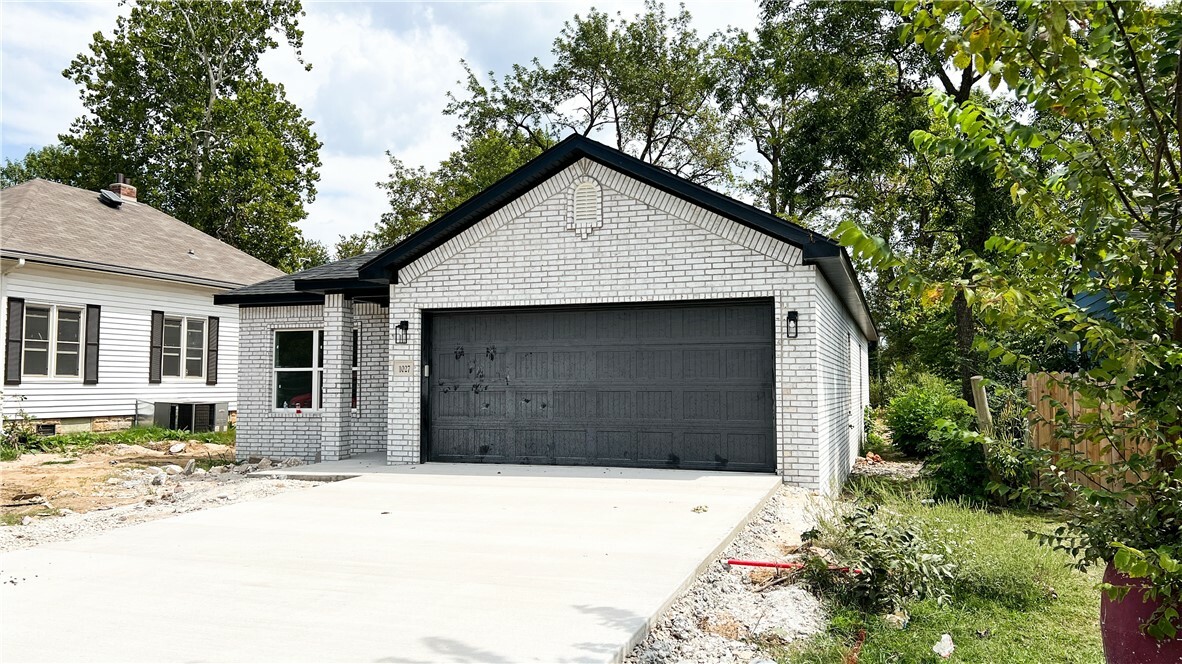 Property Photo:  1027 S Arkansas Street  AR 72756 