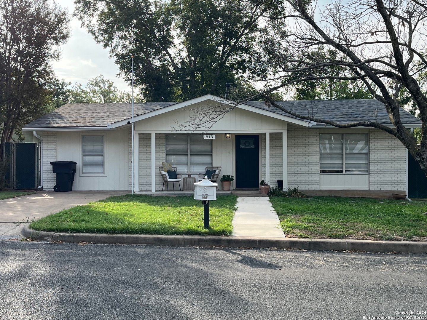 Property Photo:  813 North Edison St  TX 78624 