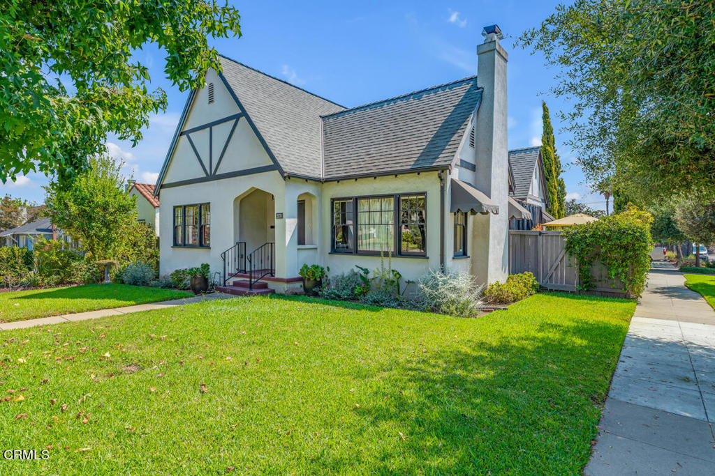 Property Photo:  2574 E Villa Street  CA 91107 