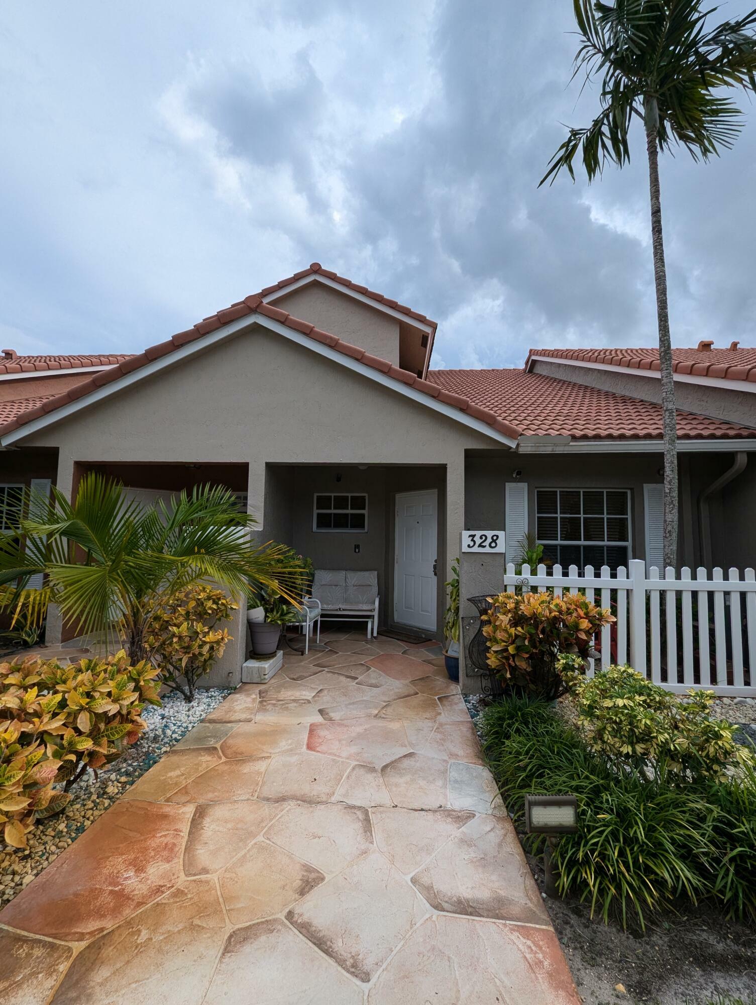 Property Photo:  328 SE 23rd Avenue  FL 33435 