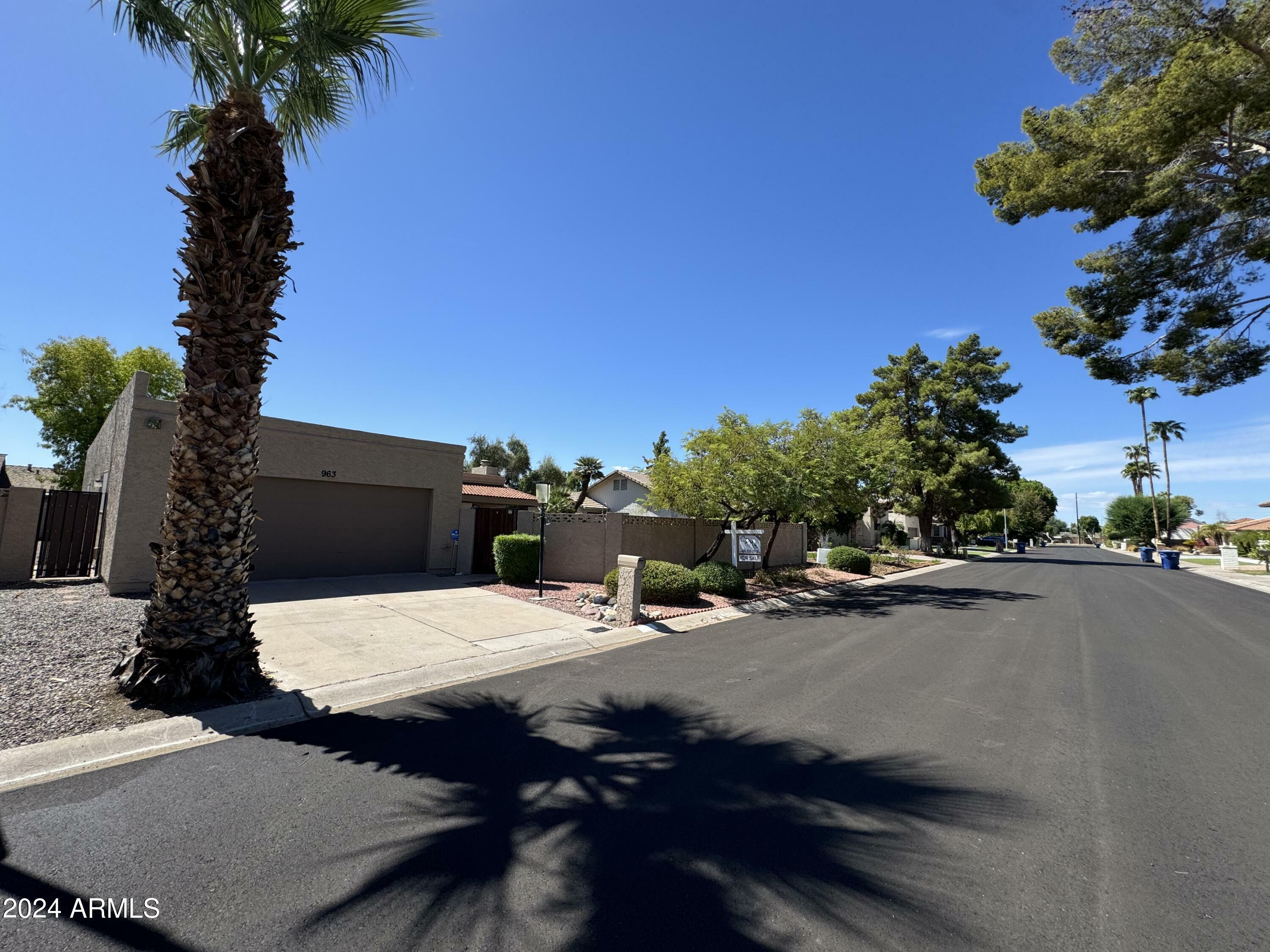 Property Photo:  963 E Leeward Lane  AZ 85283 