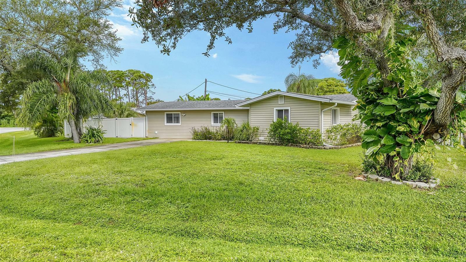 Property Photo:  1560 Poinciana Road  FL 34293 