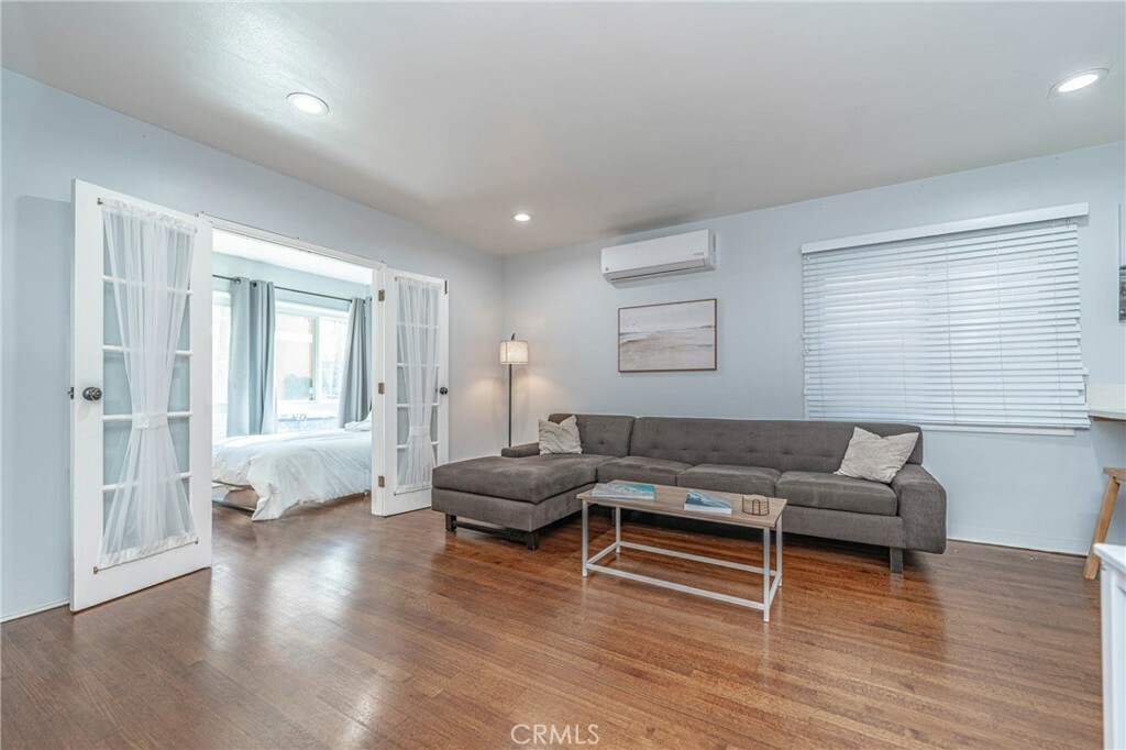 Property Photo:  325 Cedar Avenue 1  CA 90802 