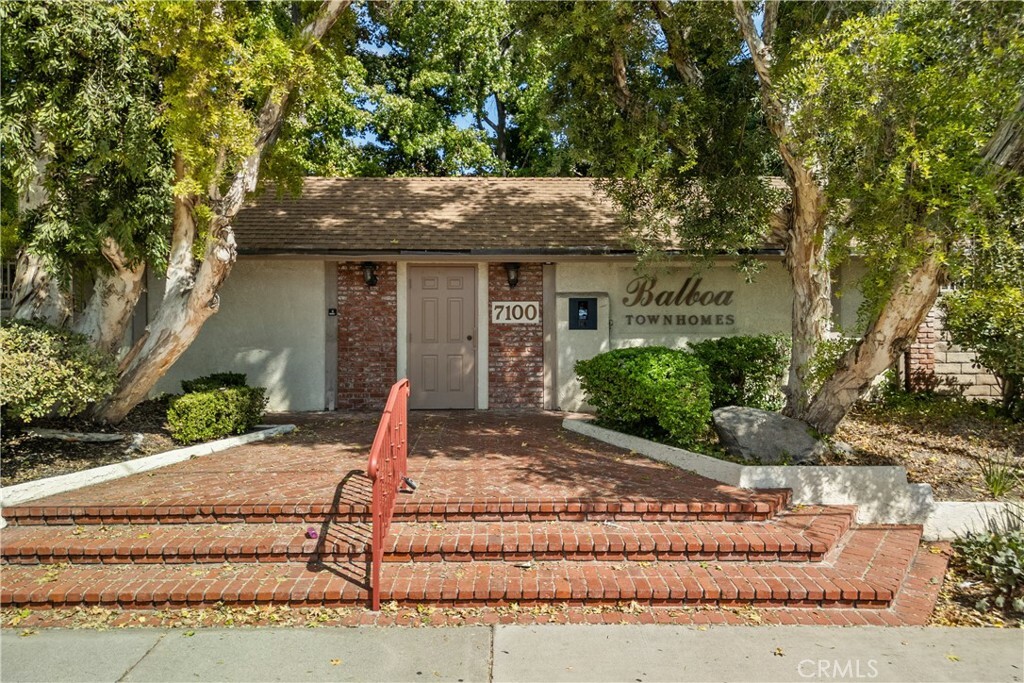 Property Photo:  7100 Balboa Boulevard 206  CA 91406 